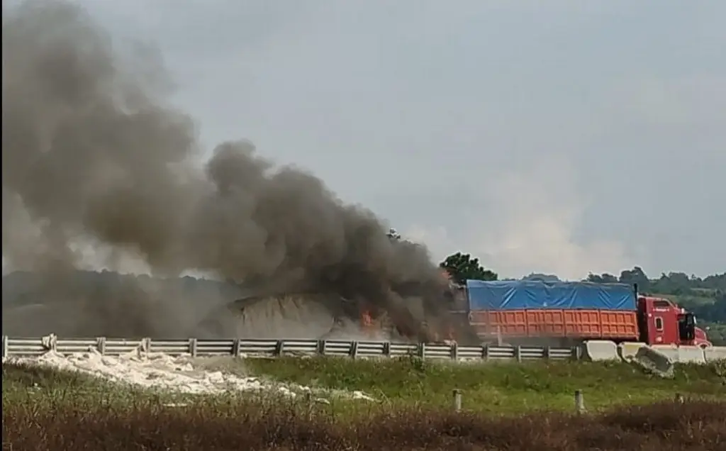 Imagen Arde tráiler en autopista Orizaba-Puebla; cierran plaza de cobro 