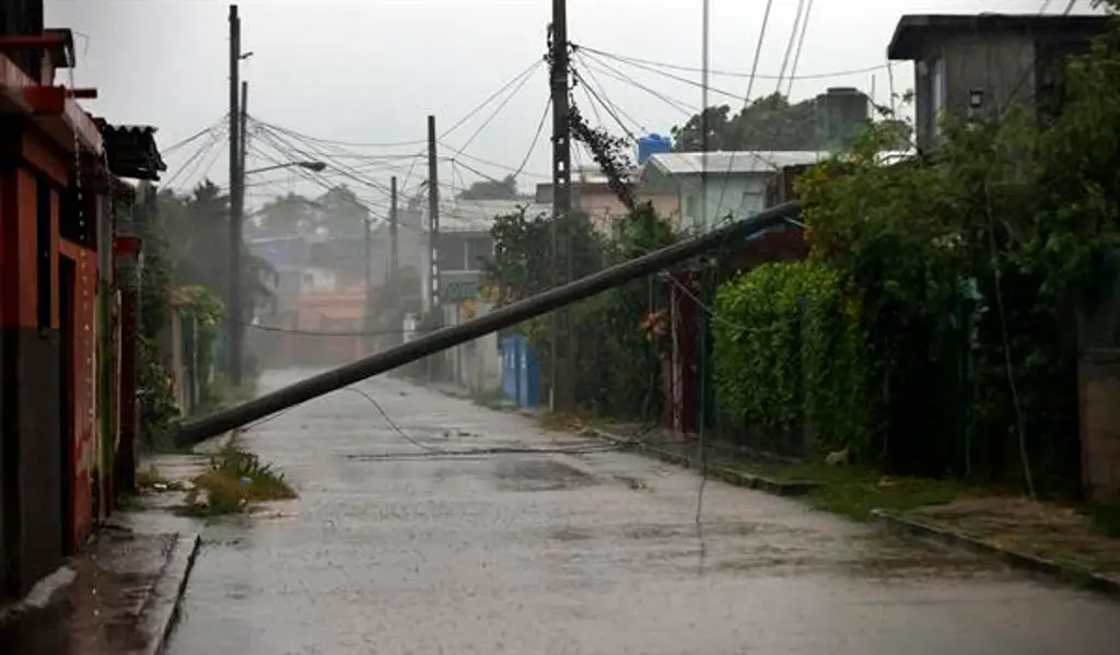 Imagen Cuba reconoce daños muy fuertes en casas e infraestructura por huracán 'Rafael' 