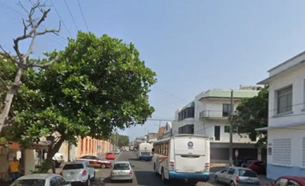 Imagen Queda prensada por la puerta al subir al camión de pasaje en Veracruz