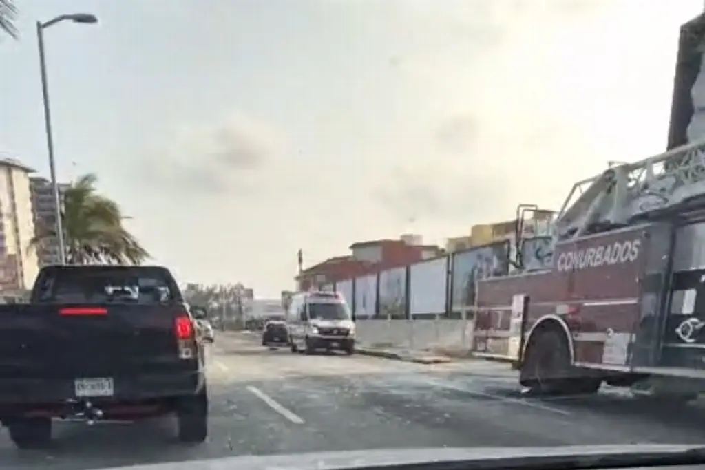 Imagen Afectación vial en bulevar Miguel Alemán tras incendio en torre de Boca del Río