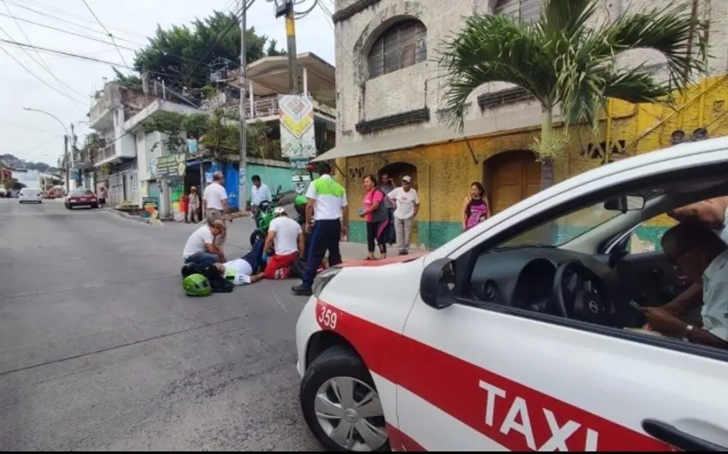 Imagen Taxi impacta contra elementos de tránsito al norte de Veracruz; hay 2 heridos 