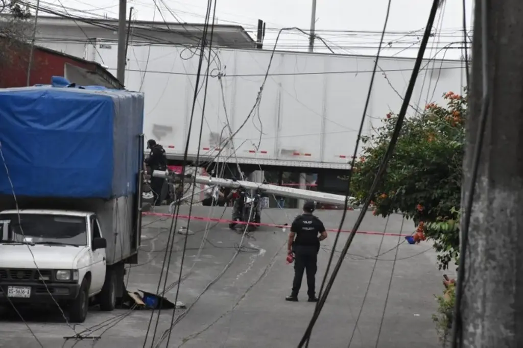 Imagen Tráiler derriba poste y al caer mata a un motociclista