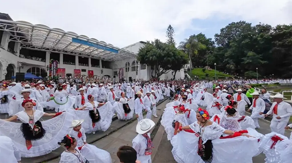 Imagen UV buscan superar récord Guinness de jarochos bailando La Bamba