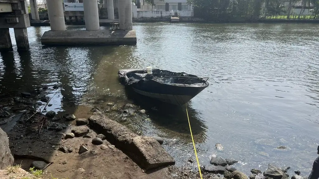 Imagen Yate queda reducido a cenizas en 'El Dorado', Boca del Río 