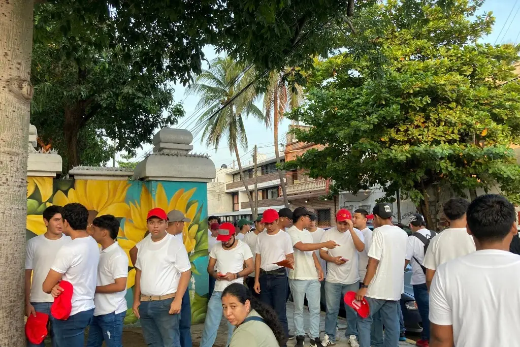 Imagen Desde las 2 de la mañana jóvenes se formaron para el sorteo del Servicio Militar en Veracruz