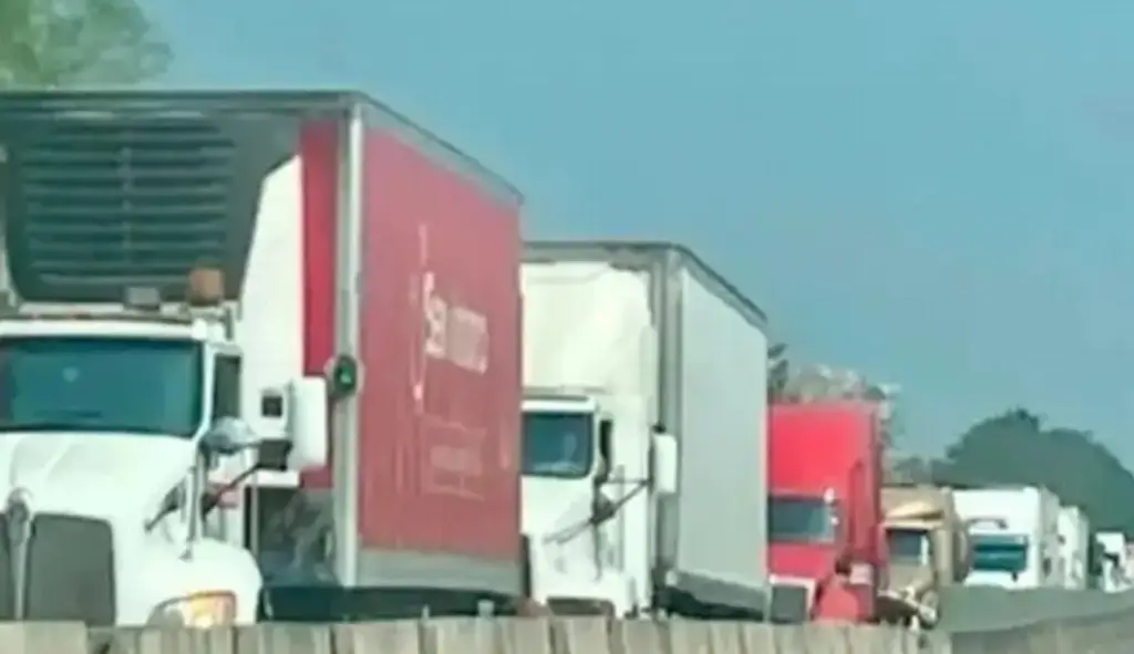 Imagen Reportan hasta 12 kilómetros de fila en autopista de Veracruz; esta es la razón