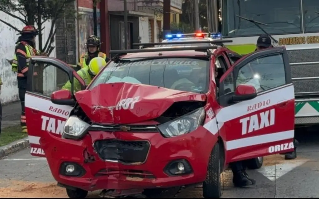 Imagen Taxi choca contra poste de concreto; hay 2 lesionados 