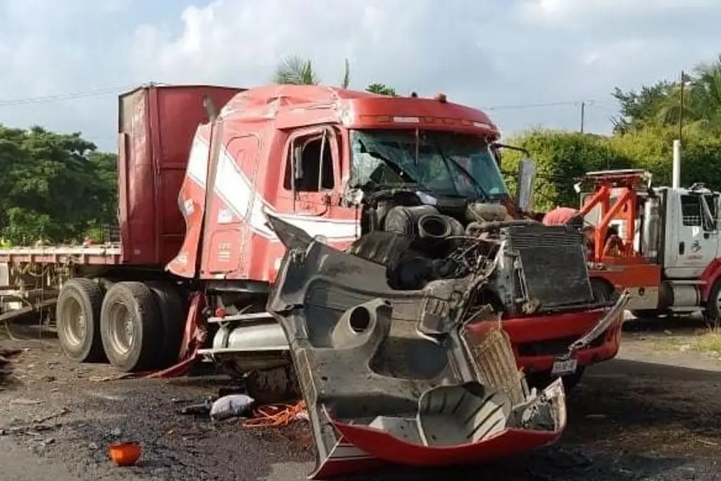 Imagen Vuelca tráiler cargado con malla de alambrón en carretera de Veracruz