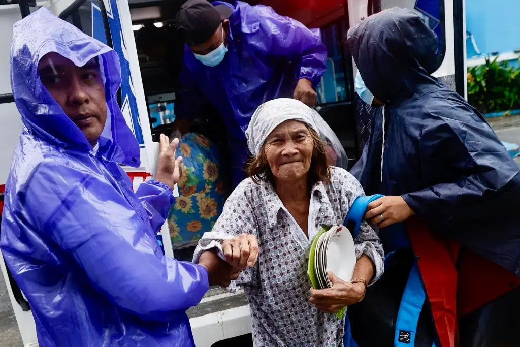 Imagen El tifón Toraji toca tierra en Filipinas tras la evacuación de miles de personas