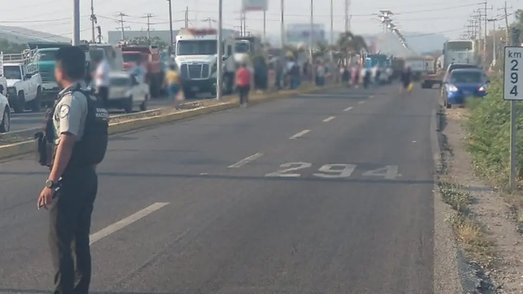 Imagen Bloqueo de habitantes en doble sentido en esta carretera de Veracruz 