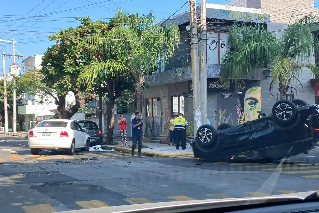 Imagen Queda llantas arriba en colonia Flores Magón de Veracruz 