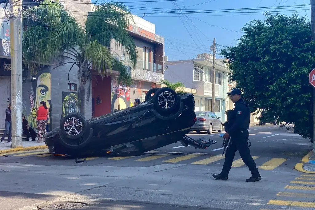 Imagen Deja una lesionada aparatosa volcadura en colonia Flores Magón de Veracruz 