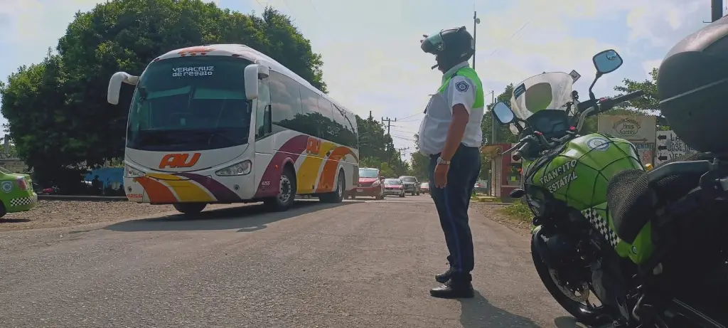 Imagen Cerrado el paso a vehículos en ambos sentidos en esta carretera de Veracruz