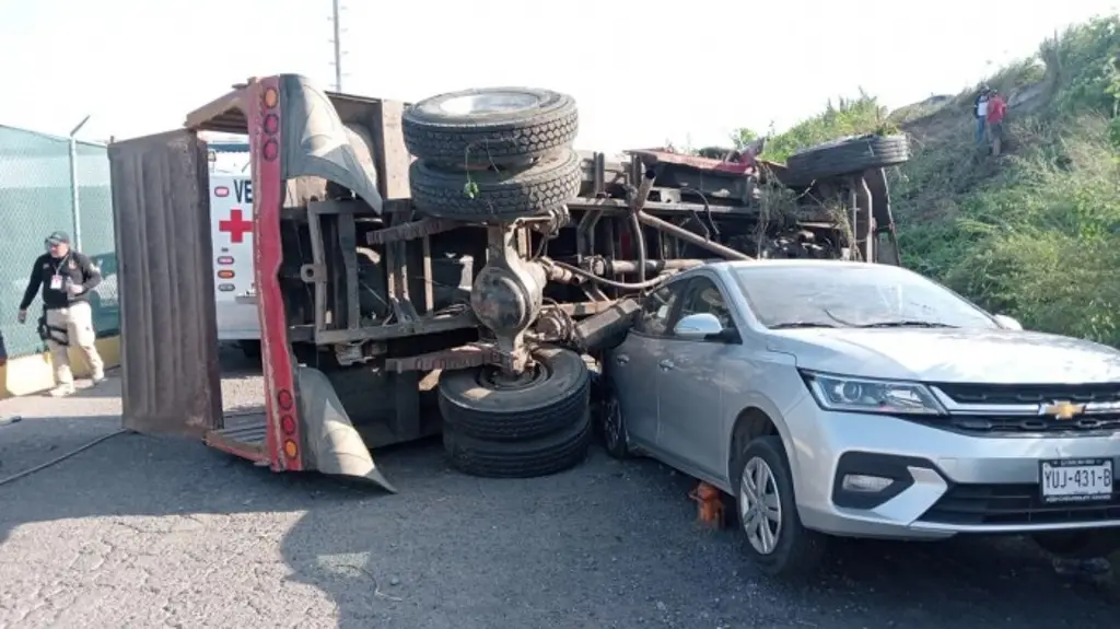 Imagen Camión de volteo aplasta auto estacionado en libramiento Paso del Toro - Santa Fe, en Veracruz