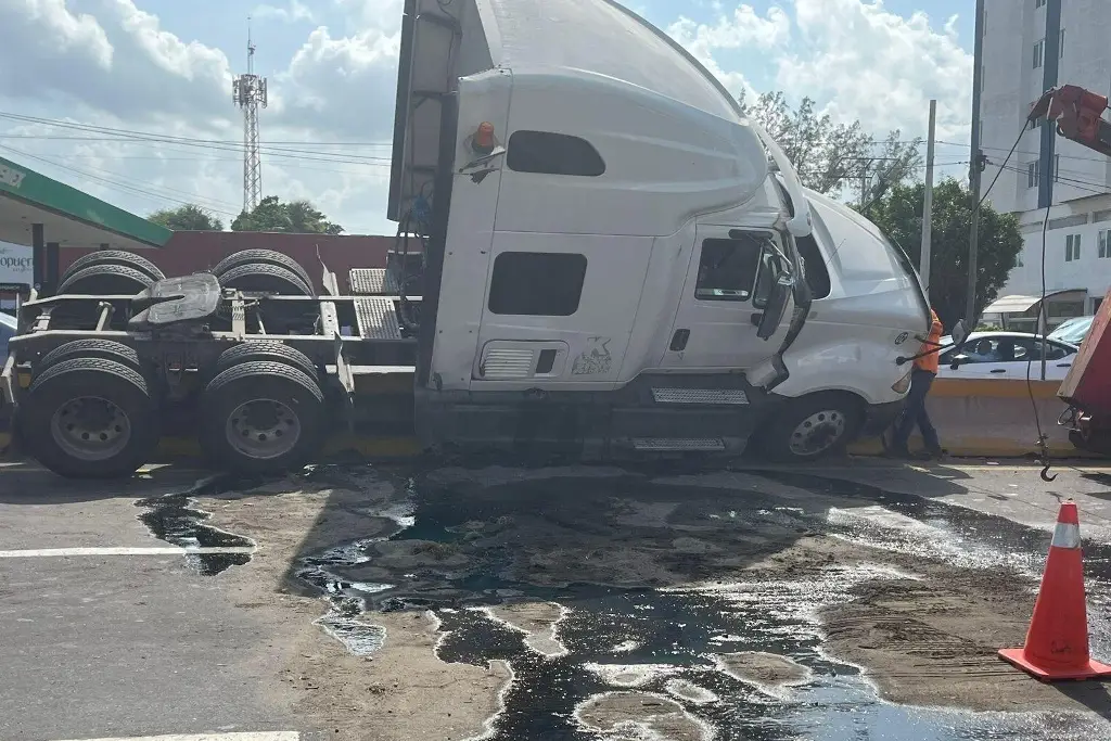 Imagen Tráiler termina encima del muro de contención del puente Amapolas en Veracruz 