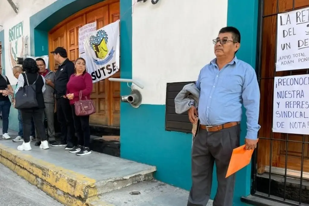 Imagen Por segundo día, toman instalaciones del seguro del magisterio en Xalapa