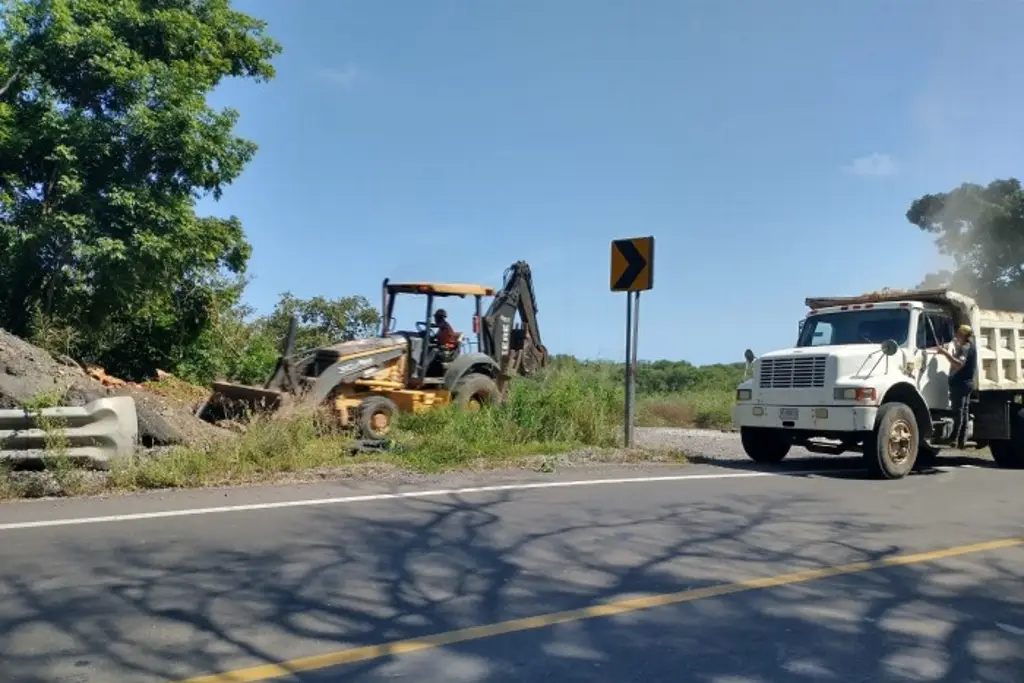 Imagen Habilitan paso alterno en la Carretera Federal 180 Poza Rica-Veracruz por socavón