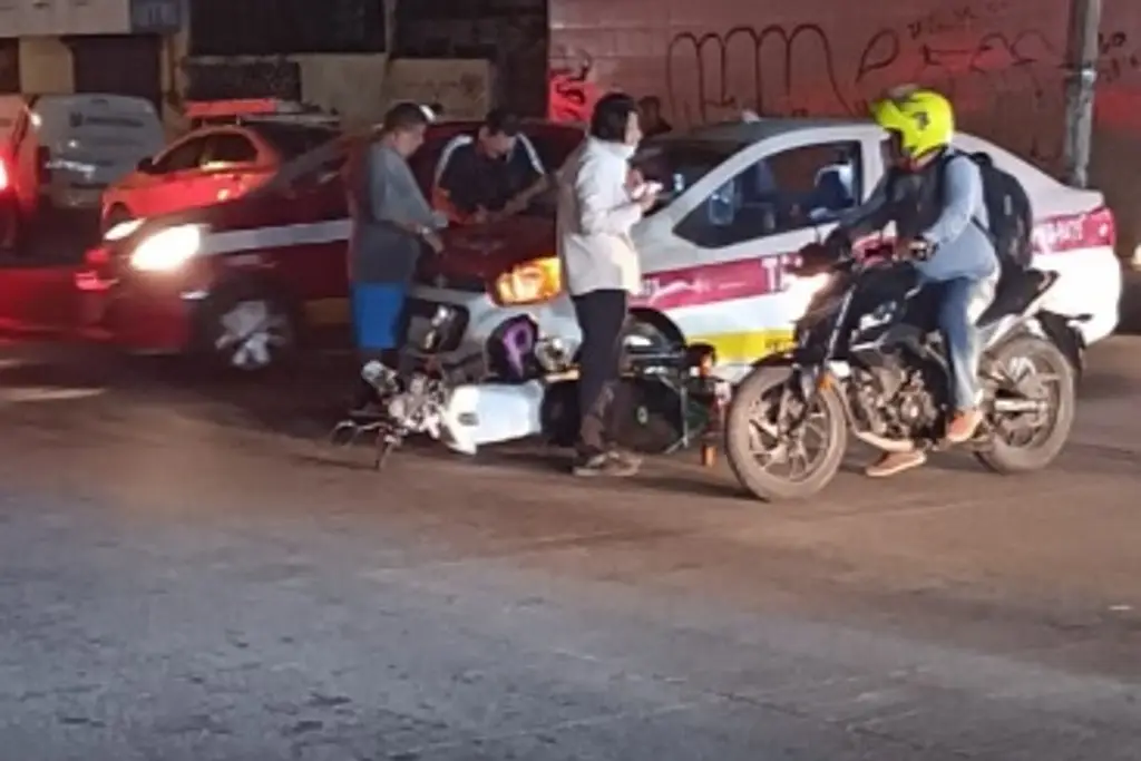 Imagen Se registra fuerte accidente entre moto y taxi en avenida de Veracruz