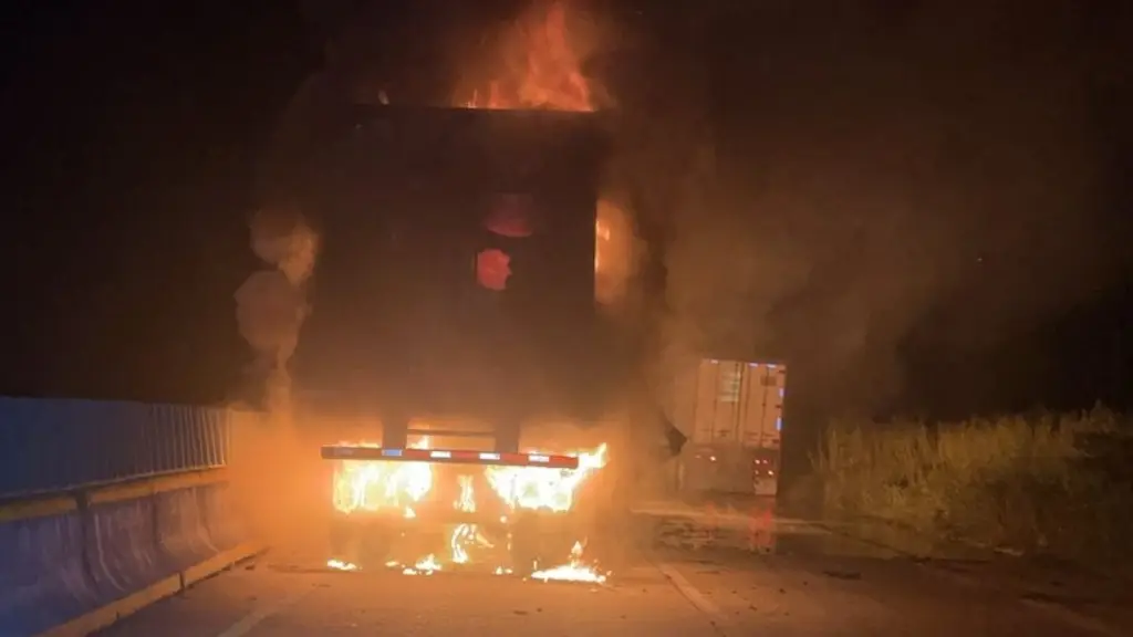 Imagen Cierre vial por incendio de trailer en autopista de Veracruz