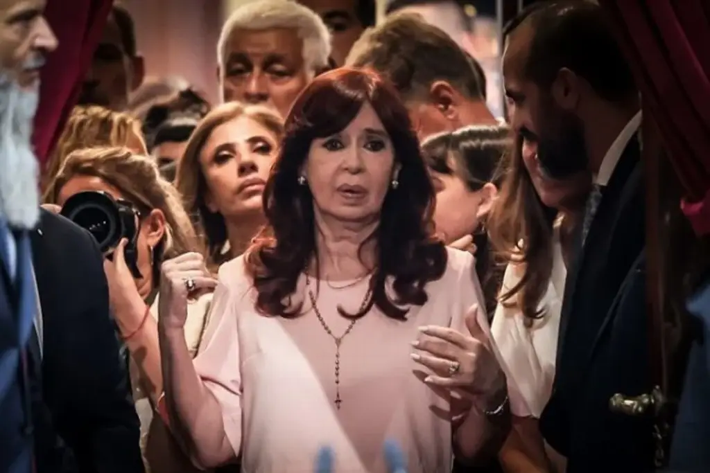 Imagen Condenan a 6 años de prisión e inhabilitan de por vida a Cristina Fernández