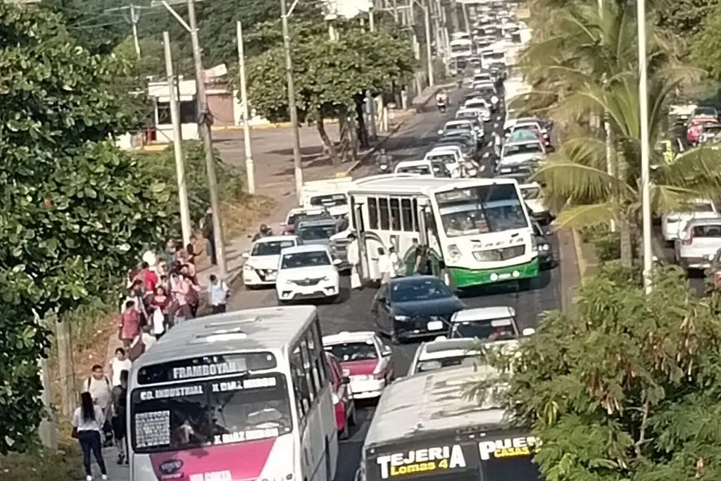 Imagen Caos vial en la carretera Veracruz - Xalapa; esta es la razón 