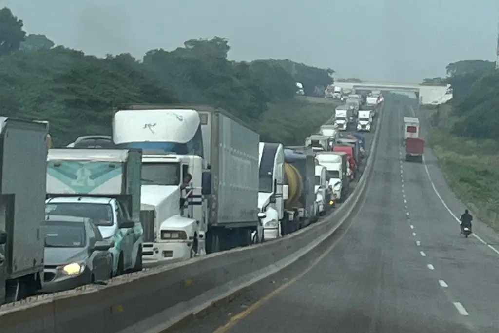 Imagen Reportan 5 km de fila de autos en esta caseta hacia el puerto de Veracruz