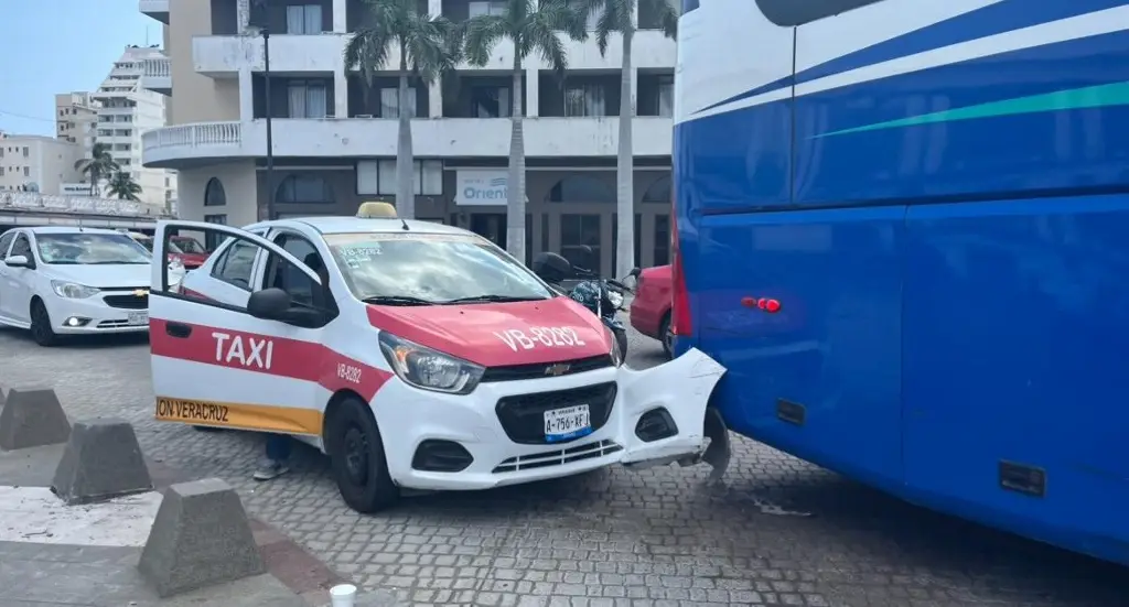 Imagen Autobús de turismo y taxi de la zona conurbada chocan en el Centro Histórico de Veracruz