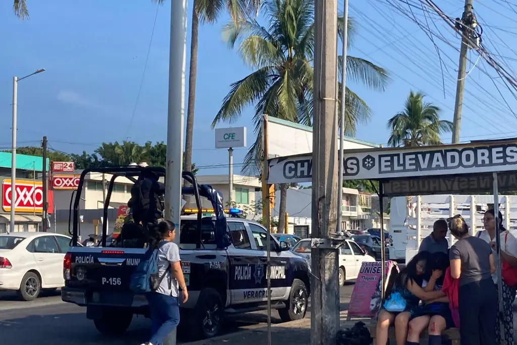 Imagen Estudiante es arrollada por moto al bajar de camión urbano en Veracruz