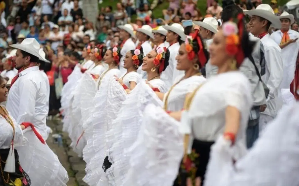 Imagen Buscan récord de jarochos bailando 'La Bamba'; checa dónde y cuándo será 