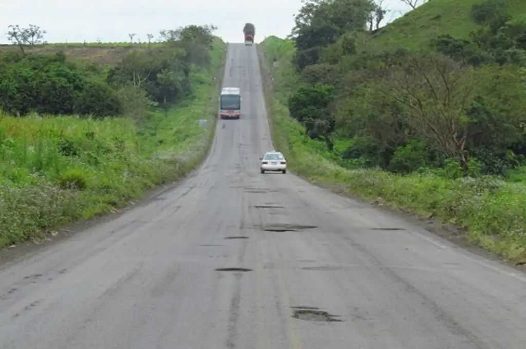 Imagen Mal estado de carreteras de Veracruz, por falta de mantenimiento y lluvias: SICT