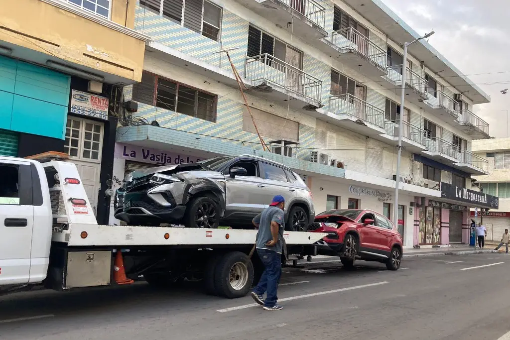 Imagen Dos camionetas chocan en la zona centro de la ciudad de Veracruz