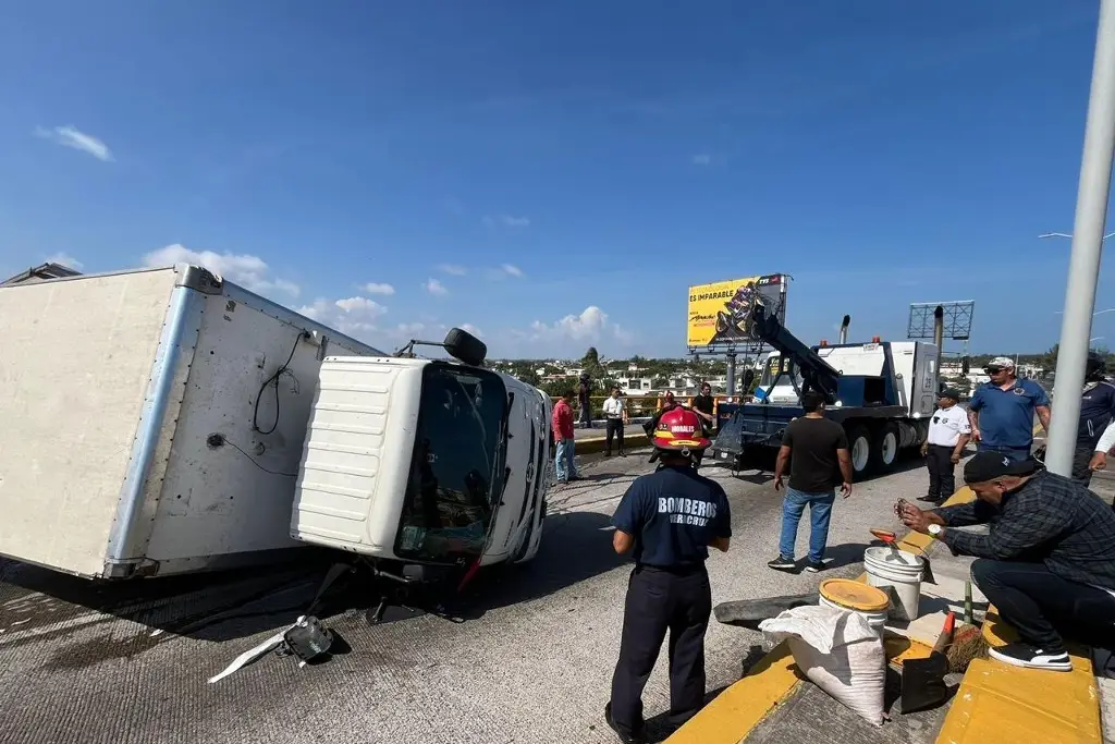 Imagen Vuelca camioneta cargada de mariscos en puente de Veracruz 