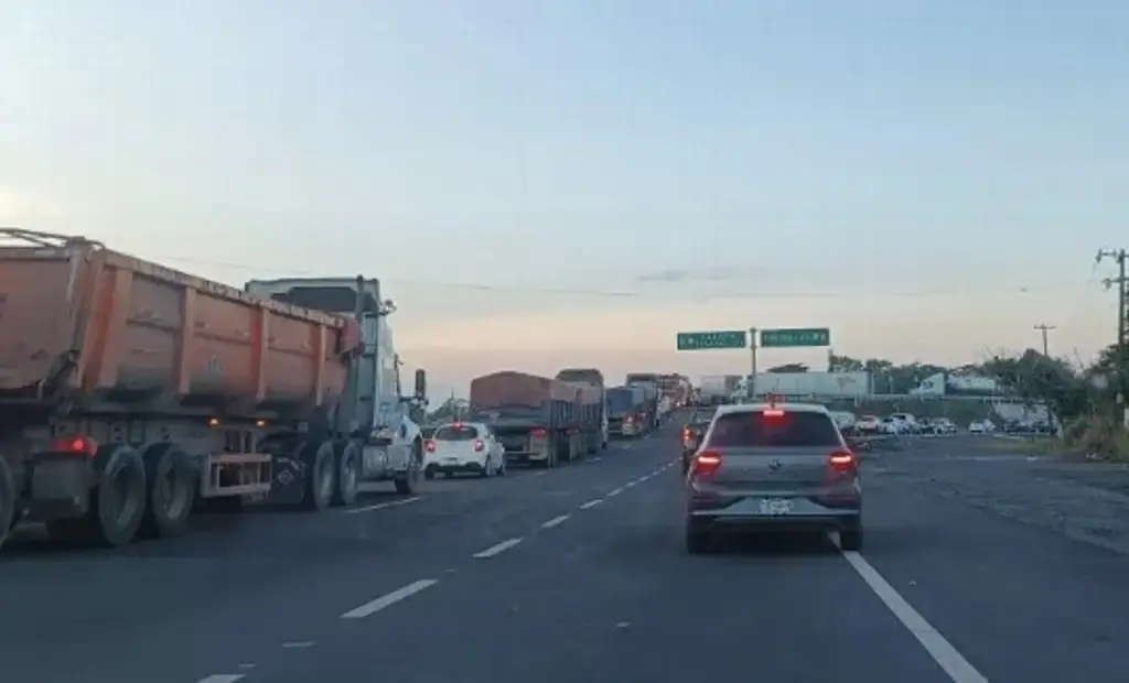 Imagen Reportan fila de hasta 5 kilómetros en caseta de cobro del Paso del Toro, Veracruz