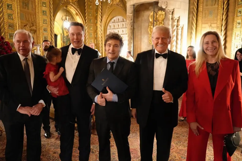 Imagen Trump y Milei juntos en cena de gala en Mar-a-Lago, Florida