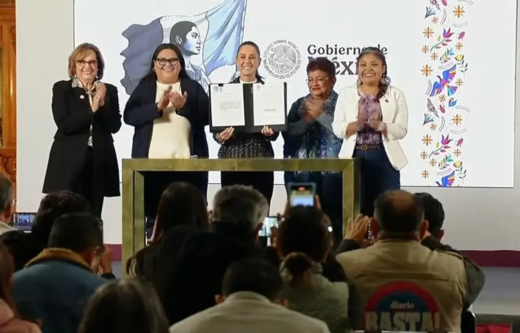 Imagen “Mujeres ya estamos en la Constitución”: Sheinbaum firma decreto de igualdad sustantiva