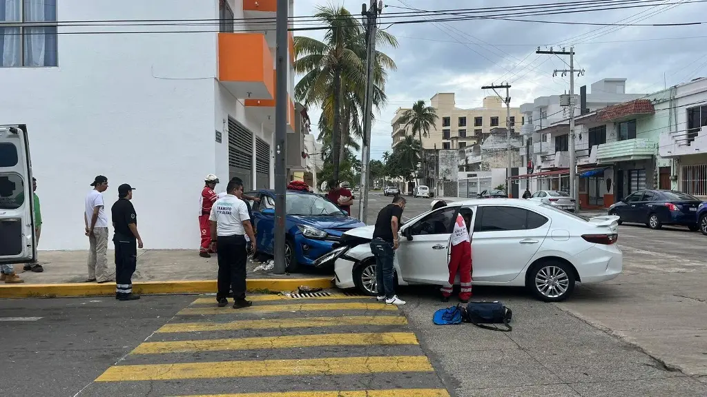 Imagen Fuerte accidente en colonia Flores Magón de Veracruz deja a conductoras lesionadas