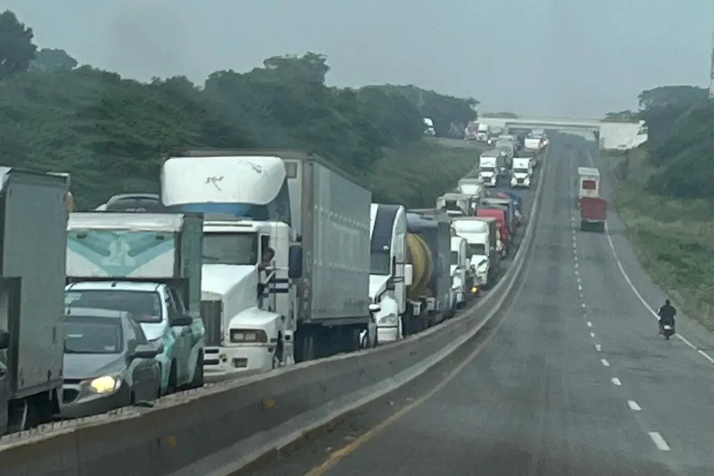 Imagen Reportan fila de hasta 7 kilómetros en caseta de cobro del Paso del Toro, Veracruz