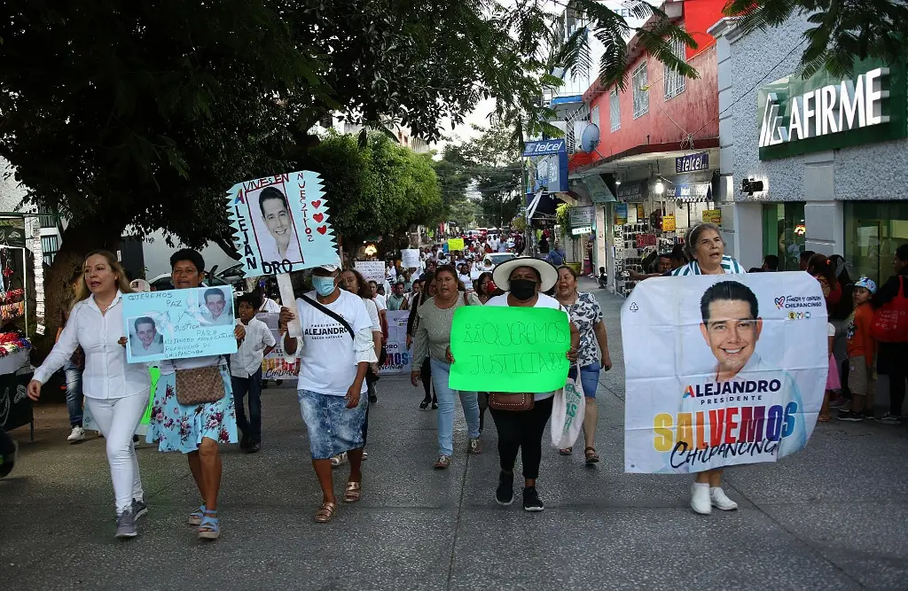 Imagen Marchan para exigir justicia por asesinato del alcalde de Chilpancingo, Guerrero