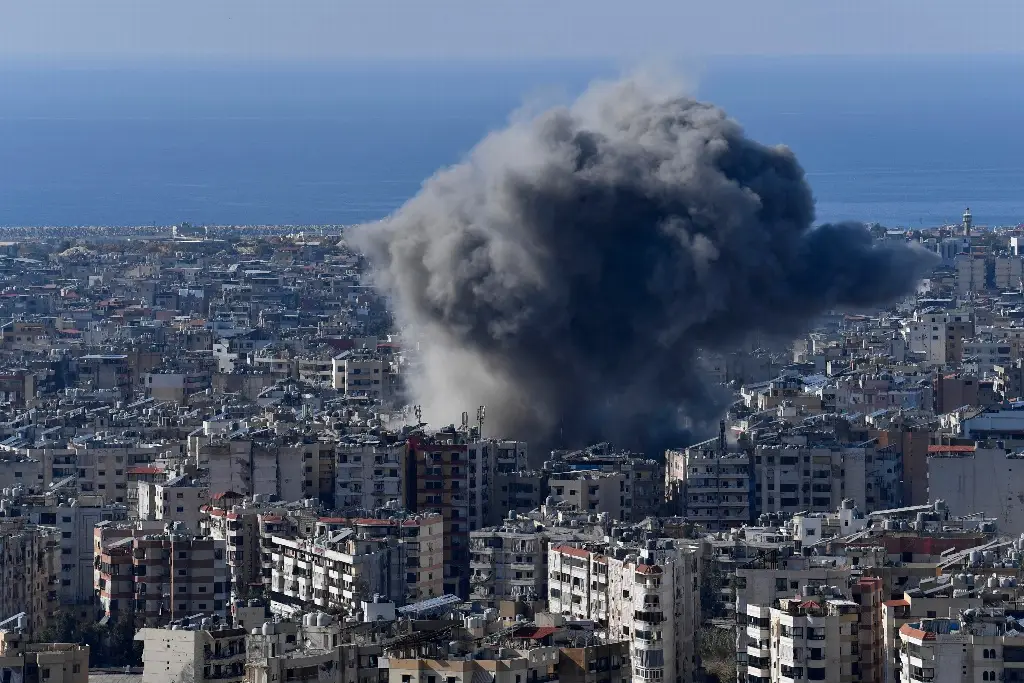 Imagen Ejército israelí lanza dos olas de ataques contra los suburbios al sur de Beirut