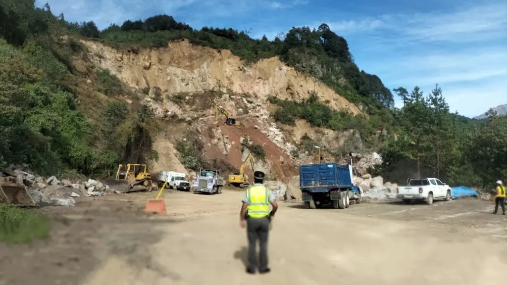 Imagen Continúa el cierre total de circulación en autopista de Veracruz