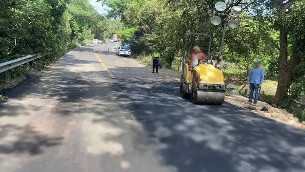 Imagen Cierre intermitente por aparición de socavón en esta carretera hacia Cardel