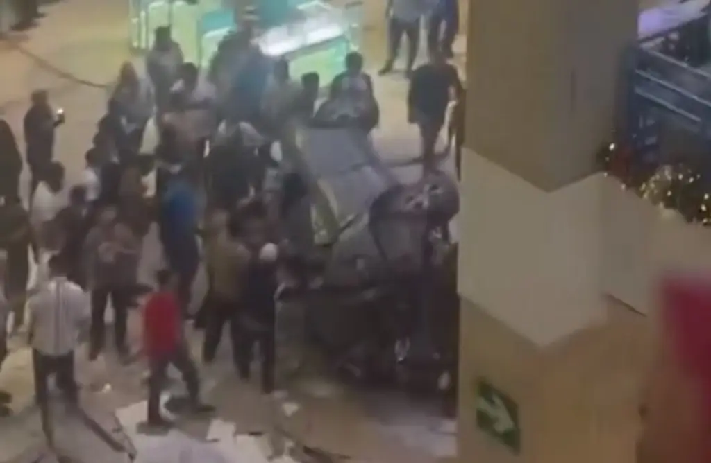 Imagen Cae auto desde el cuatro piso de una plaza comercial; hay un muerto (+Video)