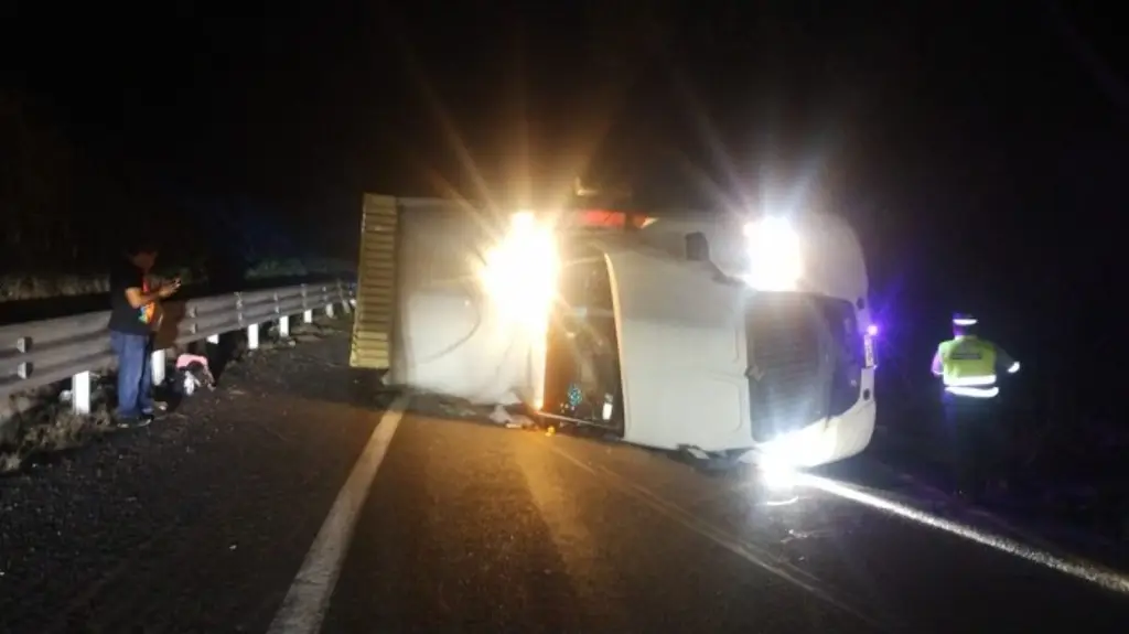 Imagen Se registra fuerte volcadura de tractocamión en autopista de Veracruz 