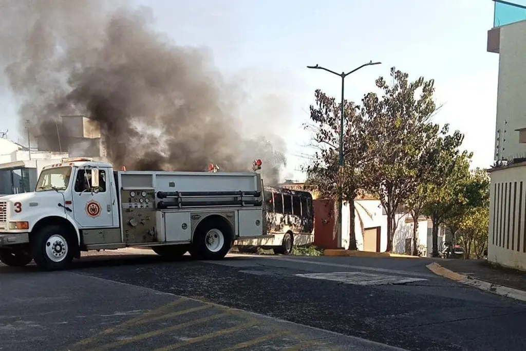 Imagen Arde autobús en Xalapa