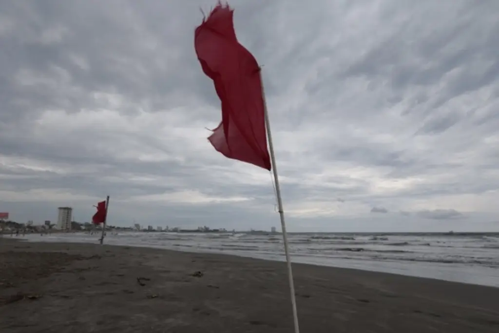 Imagen Colocarán bandera roja en playas de Boca del Río; analizan cerrar bulevar