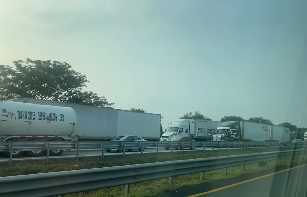 Imagen Se registra cierre total de circulación en autopista con dirección a Veracruz 