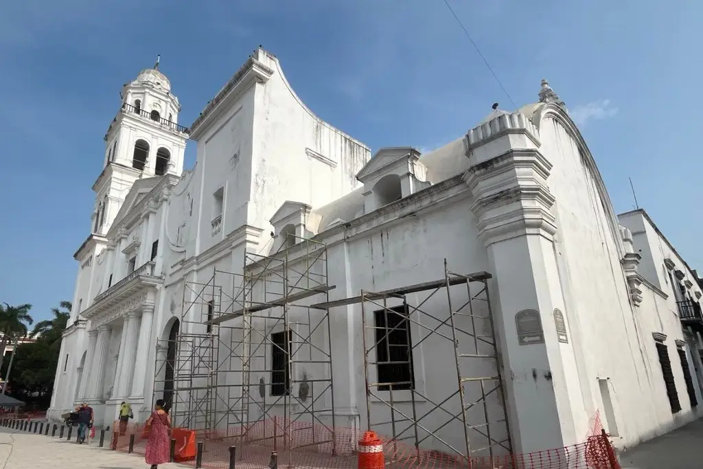 Imagen Con remodelación del zócalo, pintan fachada frontal de la catedral de Veracruz