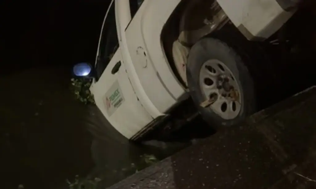 Imagen Camioneta de Pemex cae a canal de aguas en Coatzacoalcos