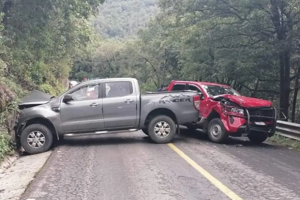 Imagen Chocan dos camionetas en carretera de Veracruz