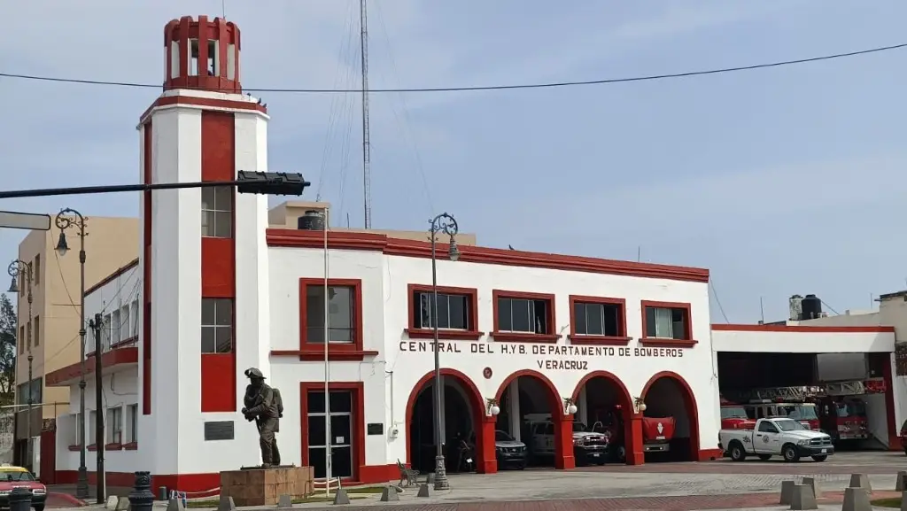 Imagen Incendio de camioneta en ferretería de Veracruz moviliza a bomberos 